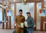 Kamus Kecil Bahasa Rimba Dapat Apresiasi Bupati Sarolangun