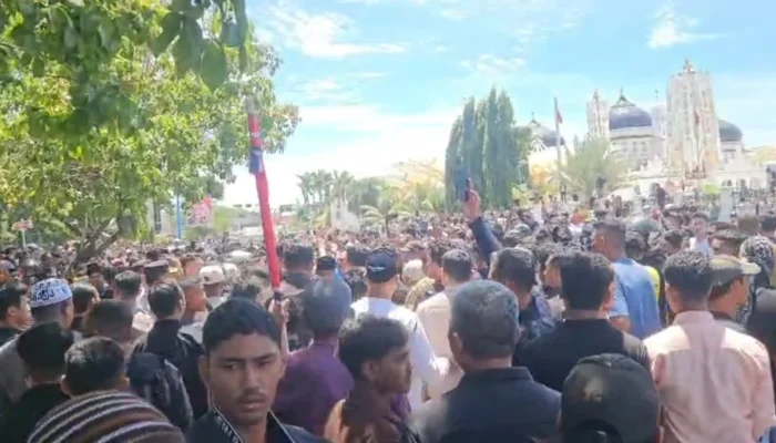 Peringatan Hari Damai Aceh ke-21 Berakhir Ricuh, Massa dan Aparat Bentrok di Banda Aceh