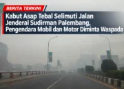 ‎Kabut Asap Tebal Selimuti Jalan Jenderal Sudirman Palembang, Pengendara Mobil dan Motor Diminta Waspada  ‎